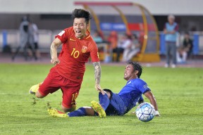 米乐体育官网-包含蔚为壮观的足球战役，中场势均力敌的词条