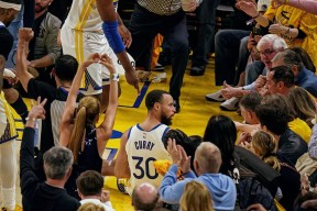 米乐官方网站-竞技场上精彩纷呈！球员们拼尽全力争胜(赛场上的竞技)