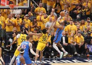 米乐官网app-篮球比赛场上纷争不断，胜负难以预测！(篮球场争夺战反映了什么问题,应该如何解决这一问题)