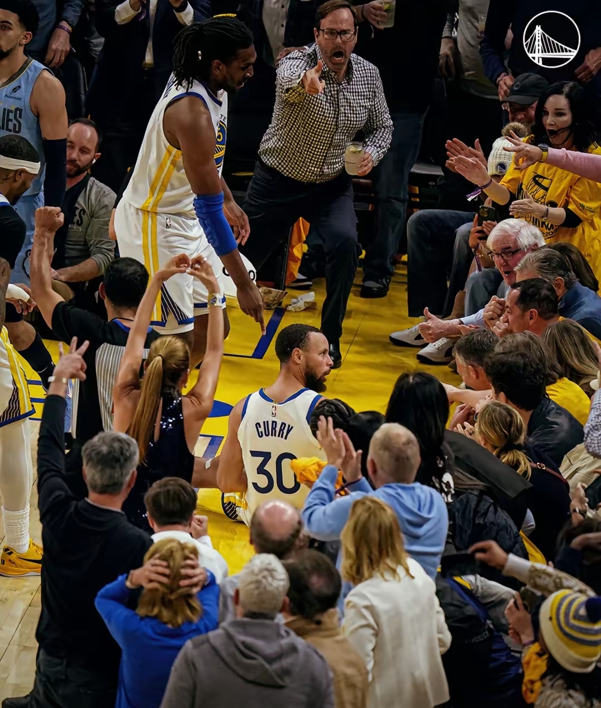 包含热血奋战！球场上勇士争夺荣誉，对决激烈的词条