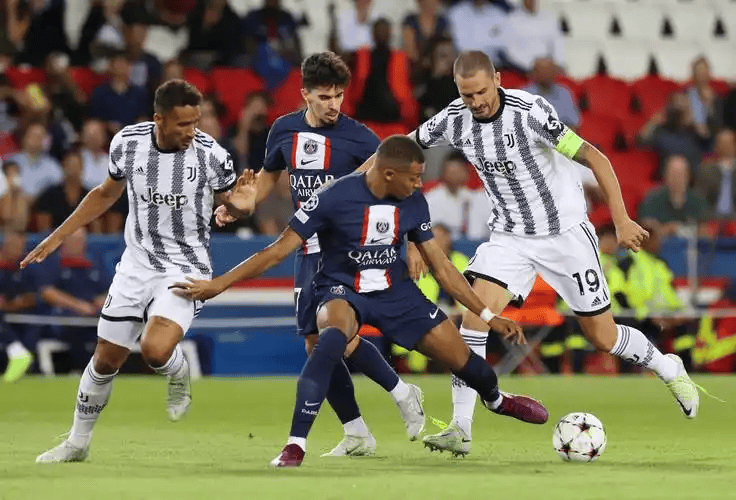 尼斯球员欢庆进球，助球队获胜