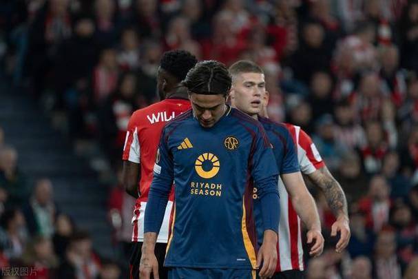 尼斯球员欢庆进球，助球队获胜