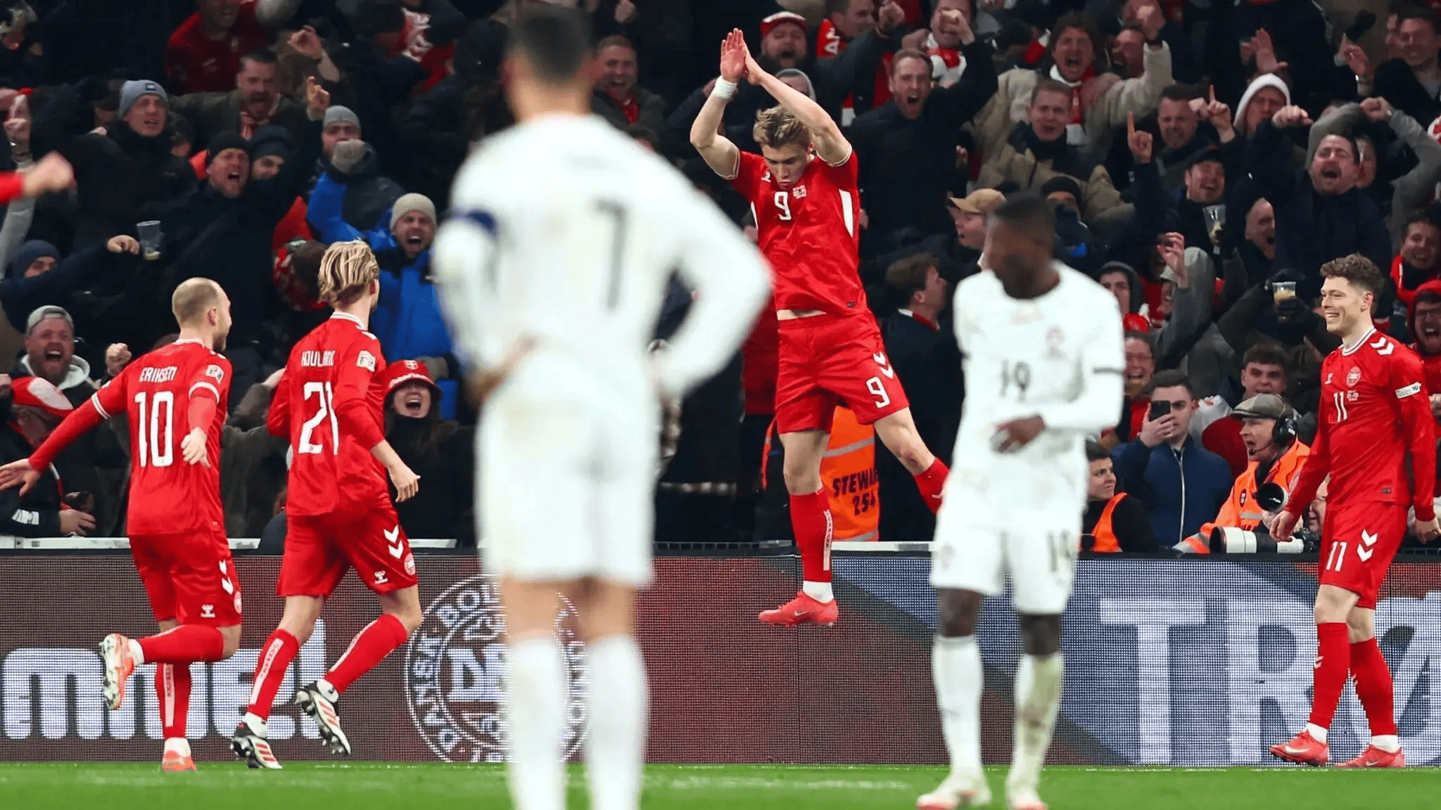 包含皇家马德里客场逆袭阿贾克斯，晋级欧冠半决赛的词条