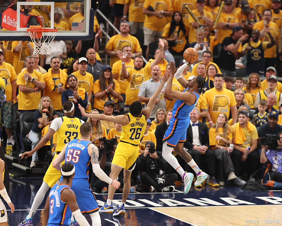 篮球比赛场上纷争不断，胜负难以预测！(篮球场争夺战反映了什么问题,应该如何解决这一问题)