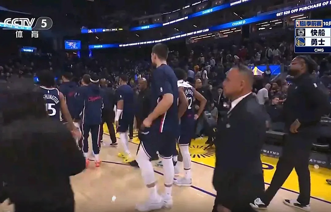 篮球比赛场上纷争不断，胜负难以预测！(篮球场争夺战反映了什么问题,应该如何解决这一问题)